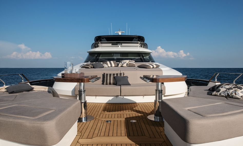 Monte Carlo Yachts MCY 96, Deck Area