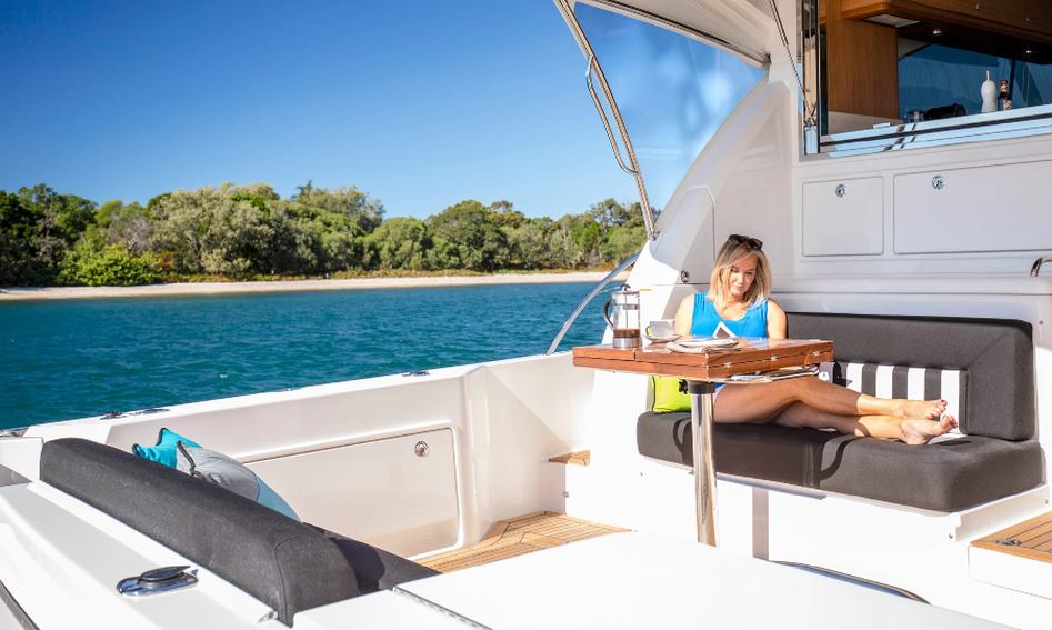 Riviera 525 SUV, Deck Area