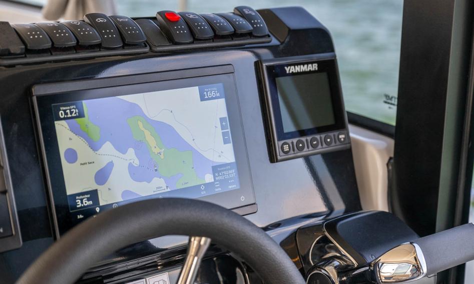 Delphia 10 Sedan , Helm Station