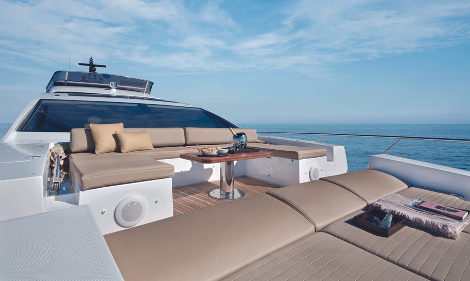 Azimut 77S, Deck Area