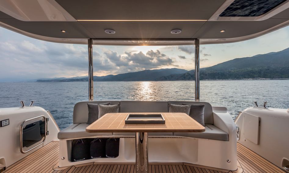 Absolute Navetta 48, Deck Area