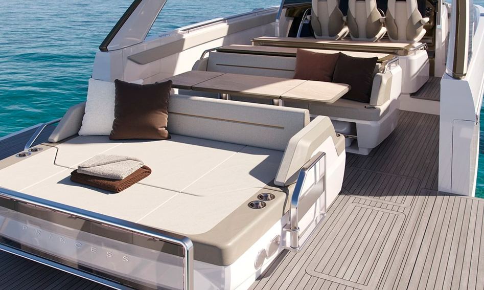 Princess C48 Open IB , Deck Area