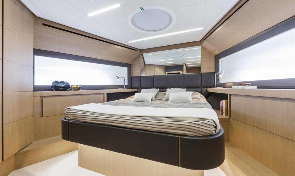 Pershing 74, Accommodation