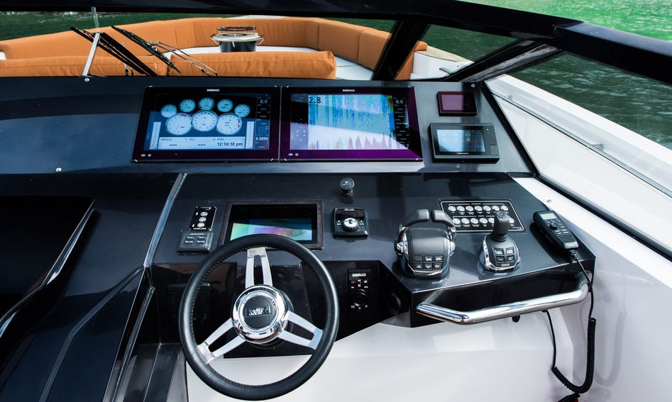 Okean 55 Sport - HT, Helm Station