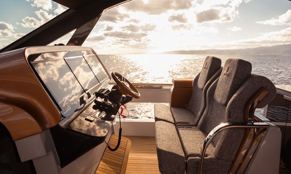 Invictus TT550 , Helm Station