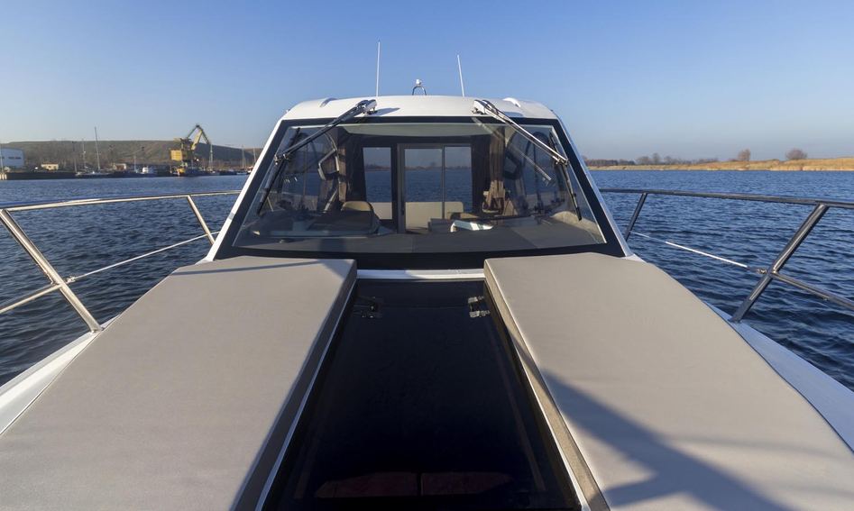 Galeon 310 HTC, Deck Area