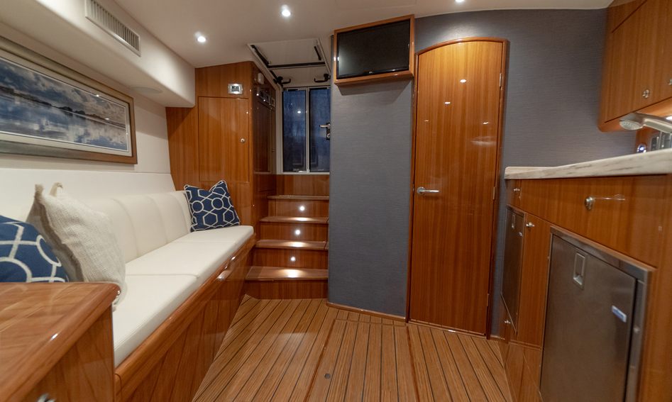 Viking 38O, Interior