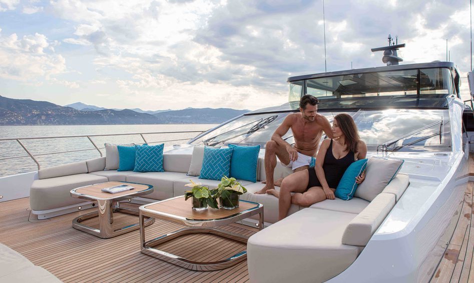 Mangusta GranSport 33, Deck Area