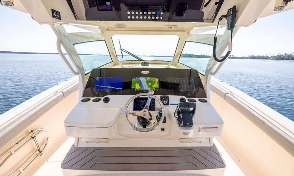 Scout 400 LXF, Helm Station