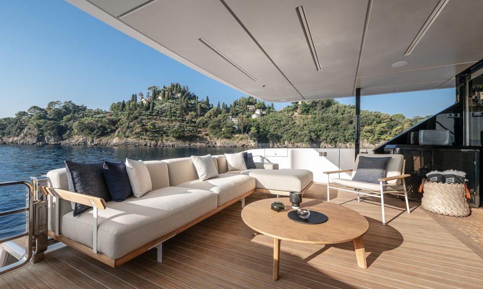 Ferretti Yachts INFYNITO 80, Deck Area