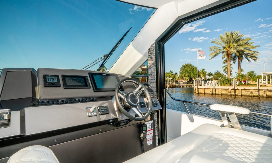 Galeon 400 Fly Mk2, Helm Station