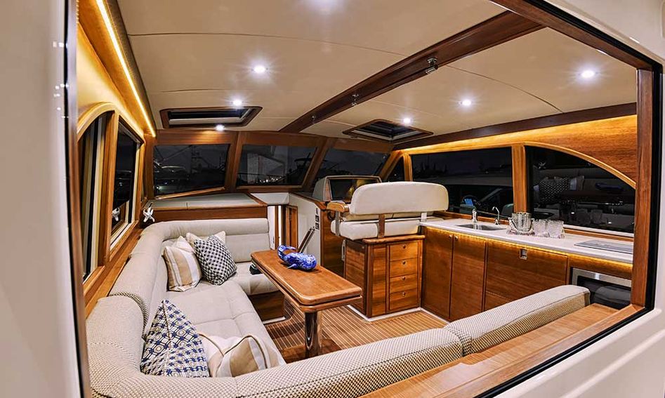 Grand Banks Eastbay 44, Interior