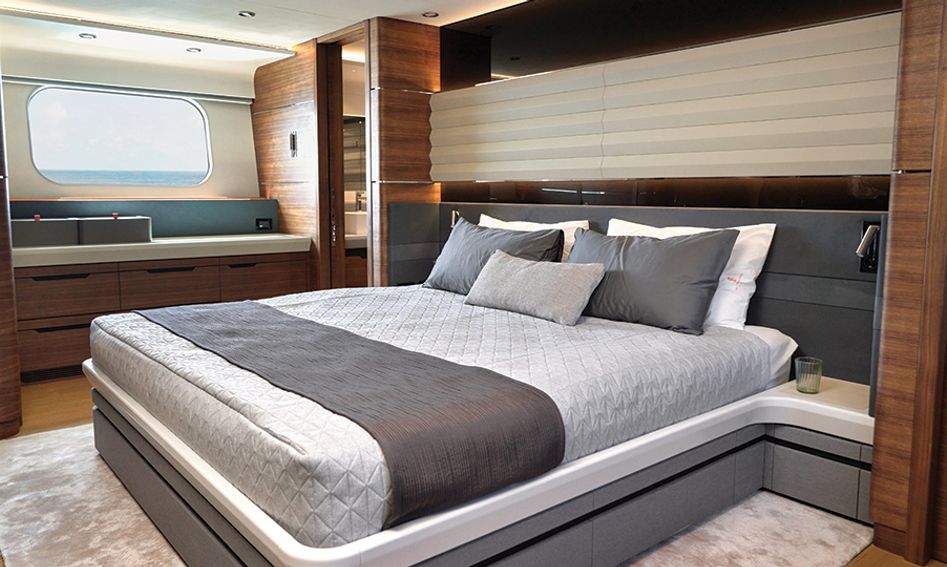 CL Yachts CLB88, Accommodation