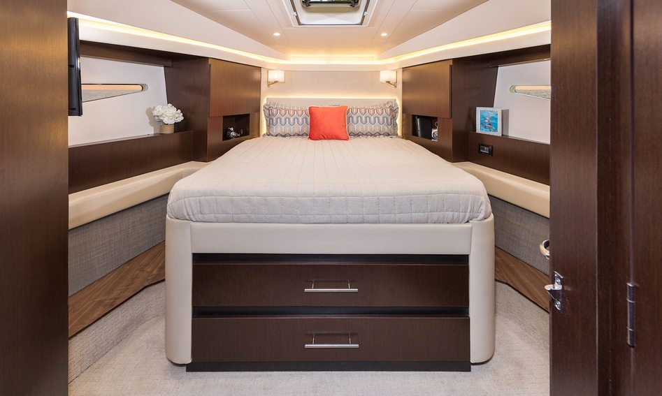 Regal 42 Grande Coupé, Accommodation