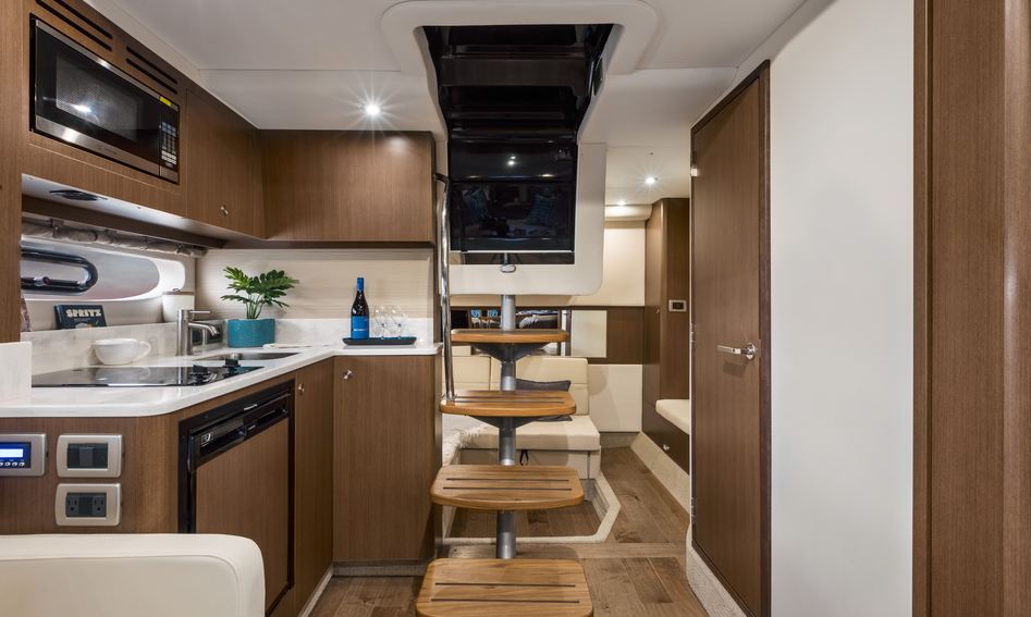 Sea Ray Sundancer 350 Coupe, Interior