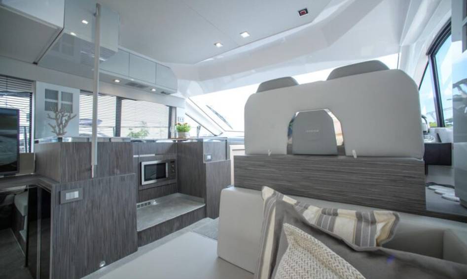 Sessa Marine F48, Helm Station