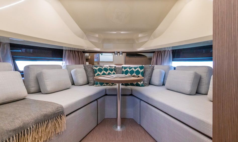 Invictus TT420s, Interior