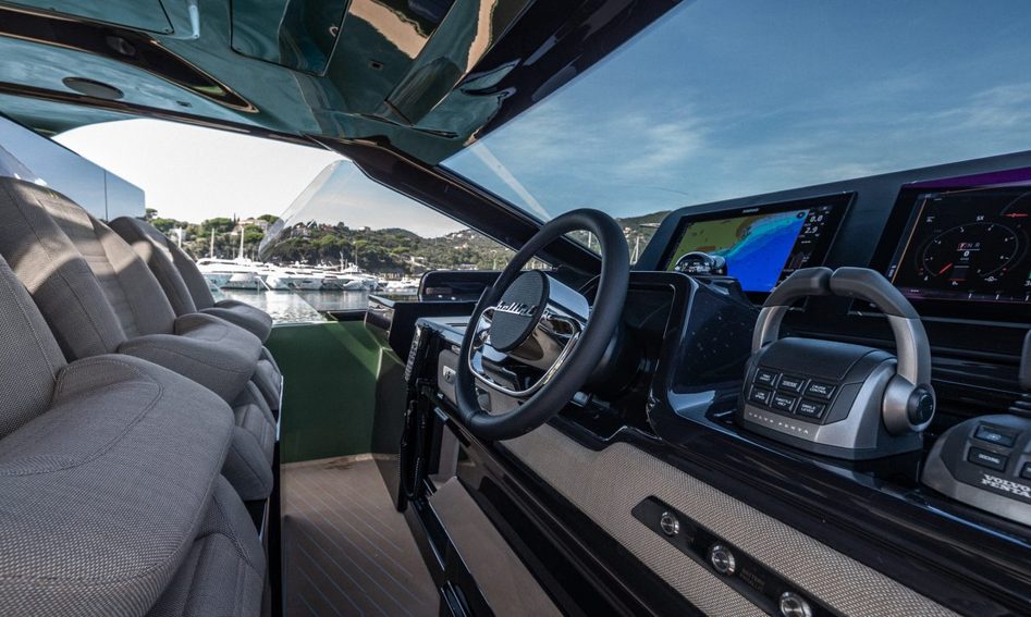 Bellini Astor 38 , Helm Station
