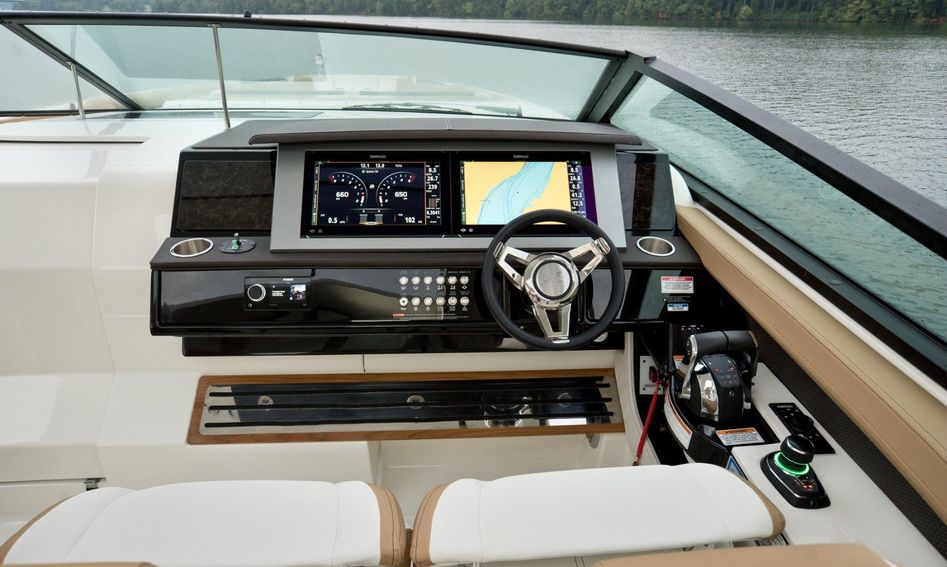 Sea Ray SLX 400, Helm Station