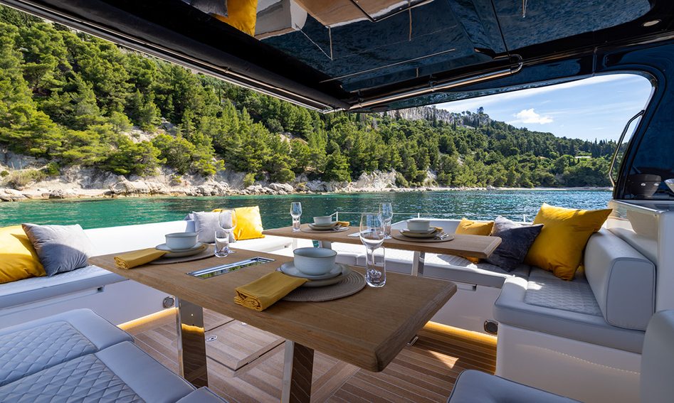 Solaris Power 60 Open ST , Deck Area