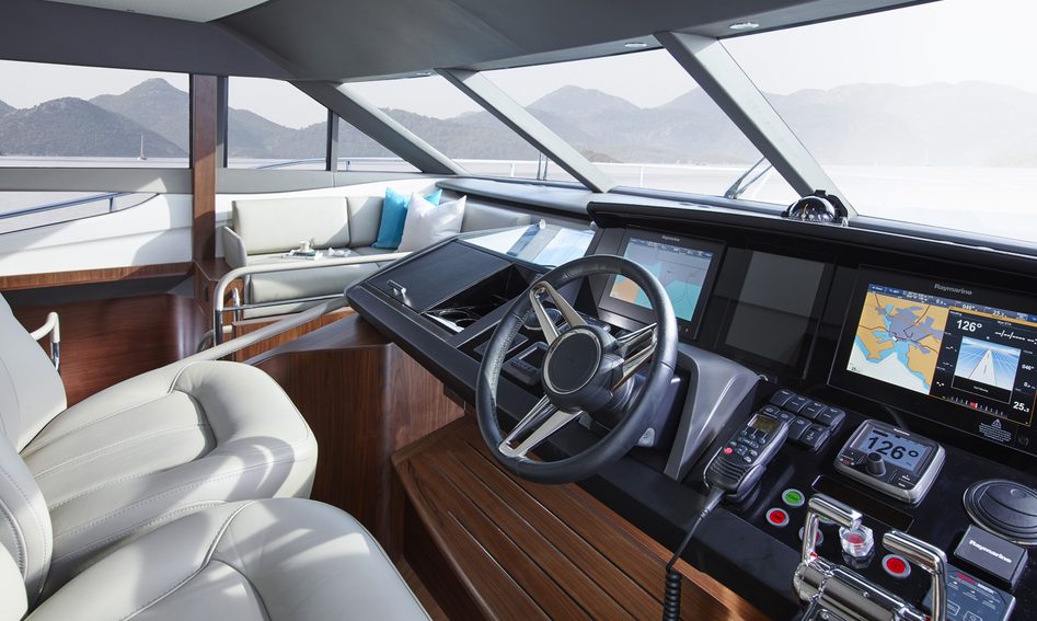 Princess Y75  Mk2, Helm Station