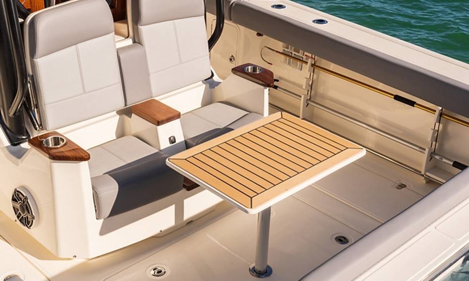 Boston Whaler 360 Outrage , Deck Area