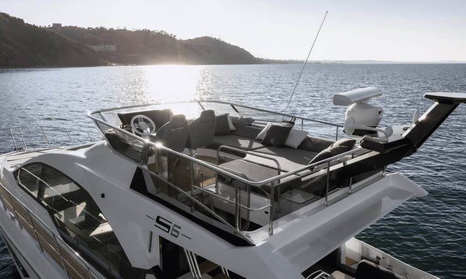 Azimut S6, Fly Deck/Sportdeck