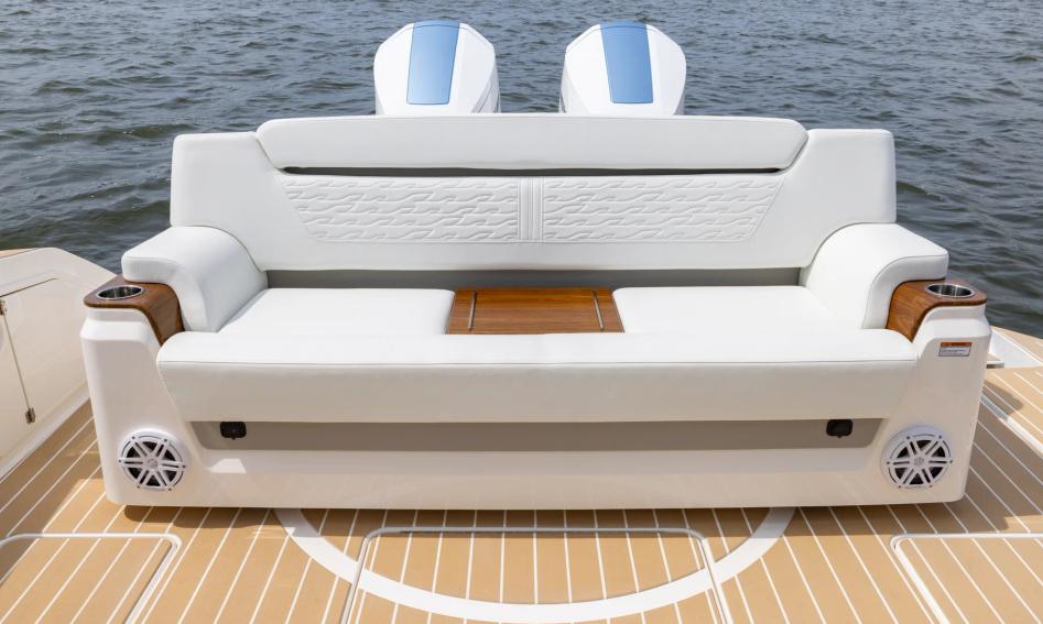 Tiara 39LS, Deck Area