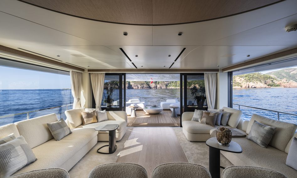 Arcadia A80new, Interior