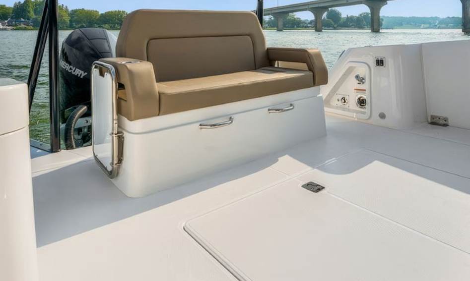 Cruisers 38 VTR, Deck Area