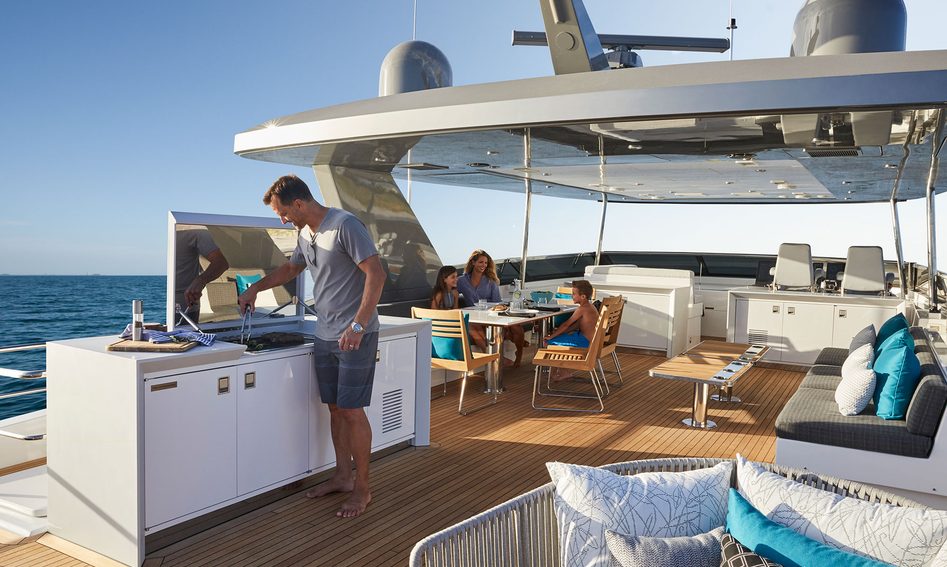 Hatteras M90 Panacera, Fly Deck/Sportdeck