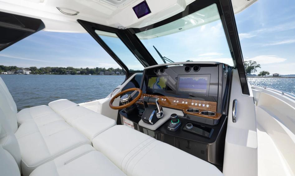 Tiara 34LS, Helm Station