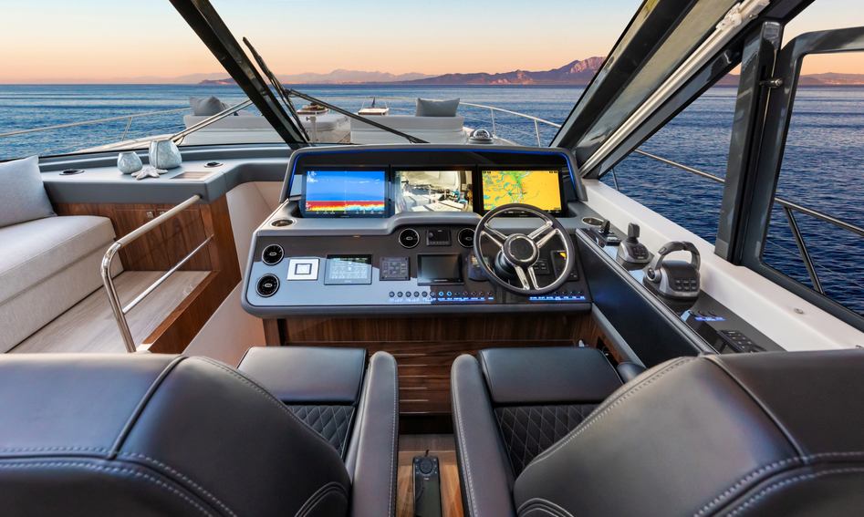 Riviera 6800 Sport Yacht Platinum Edition, Helm Station