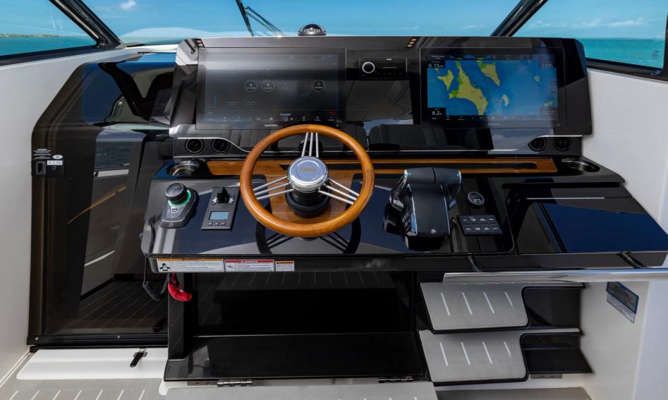 Tiara 46LS, Helm Station