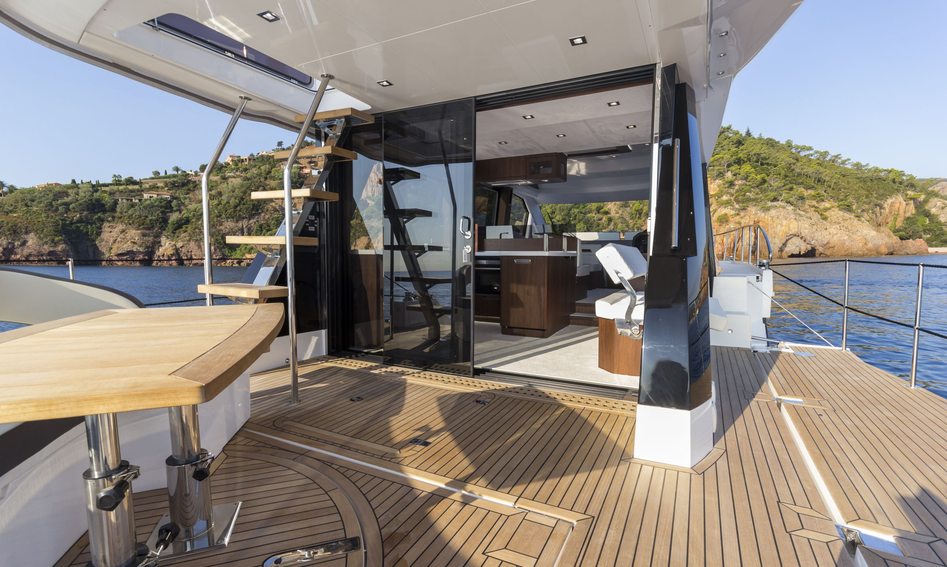 Galeon 500 Fly, Deck Area