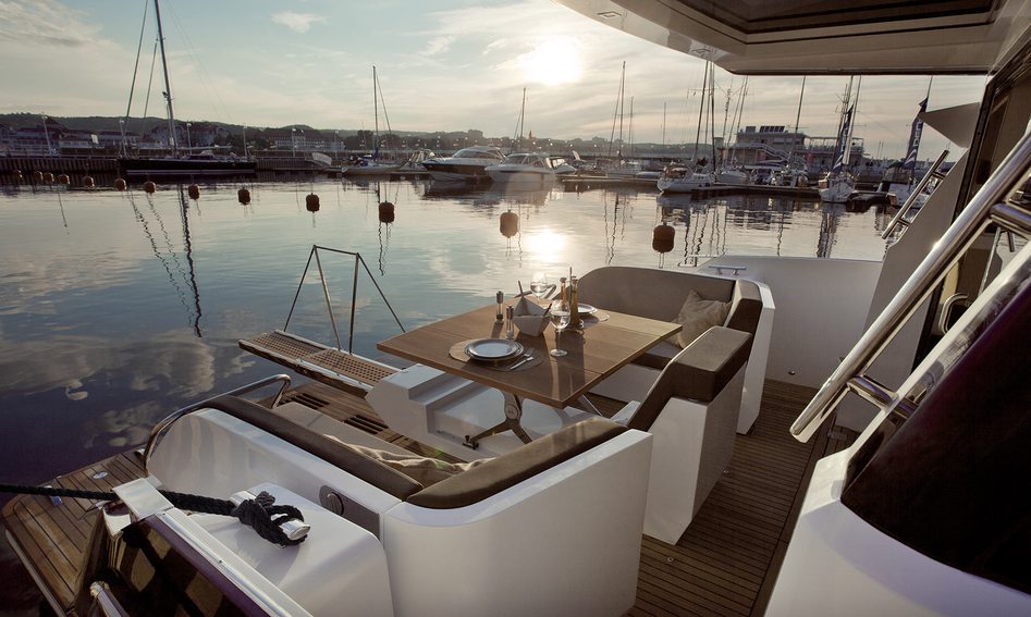 Galeon 430 HTC, Deck Area