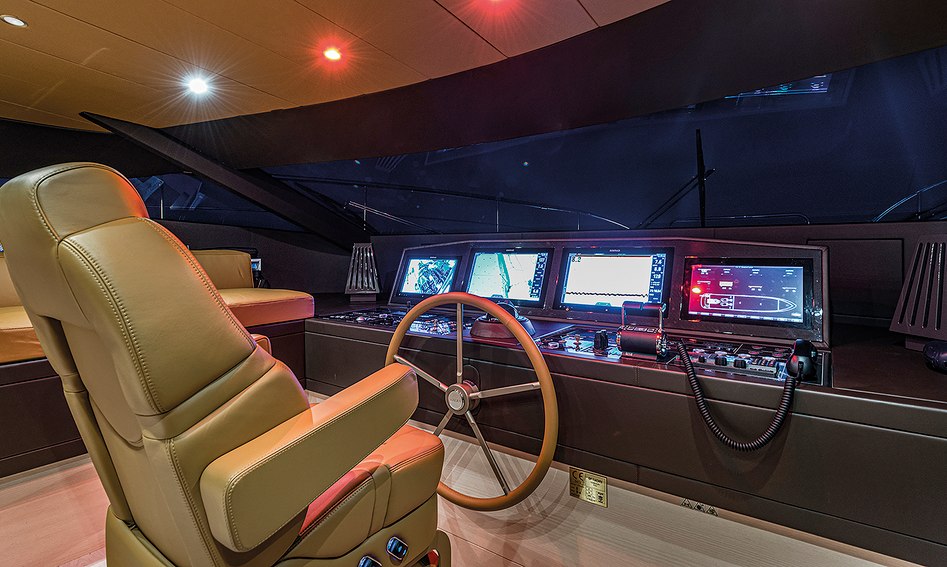 Maiora 30 Walkaround, Helm Station