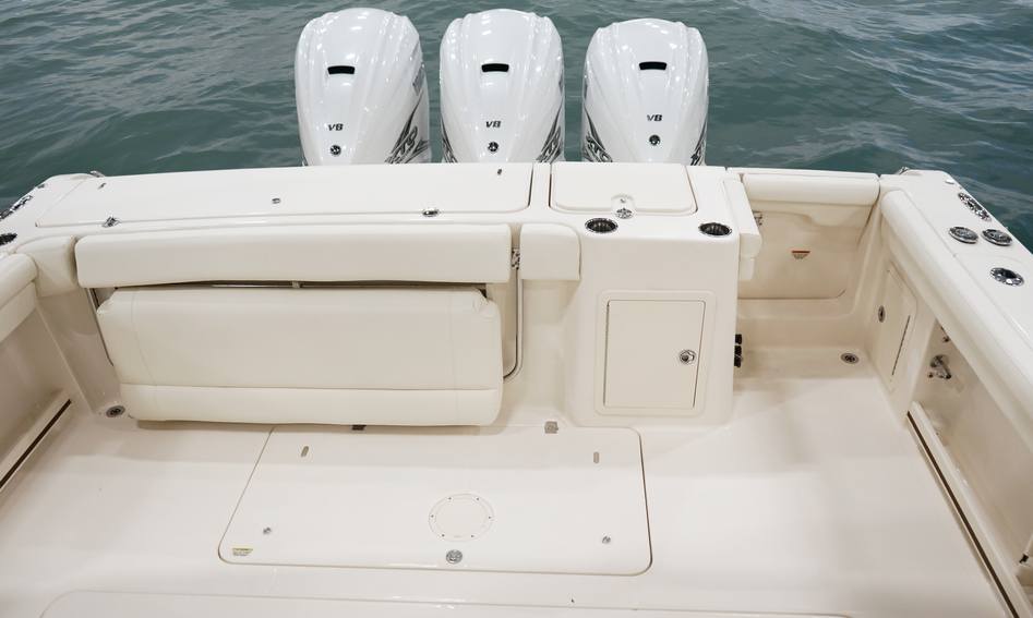 Grady-White Freedom 375 , Deck Area