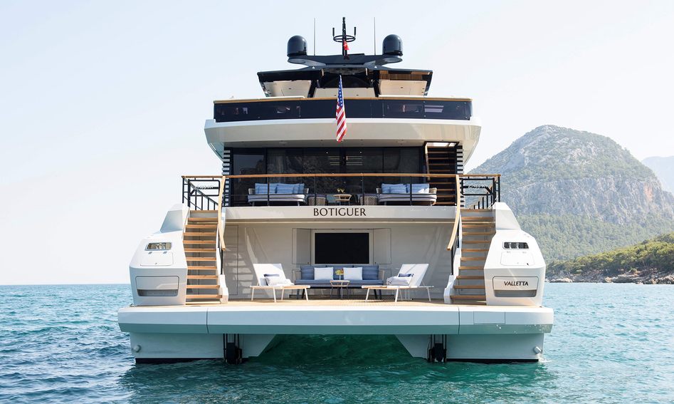 Lazzara LPC 300, Beach Club