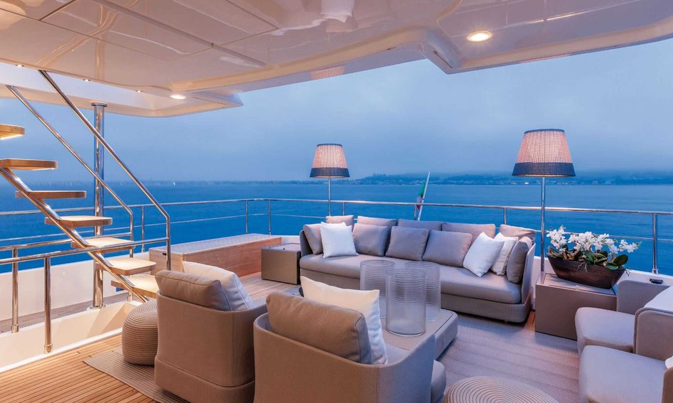 Custom Line Navetta 28, Deck Area