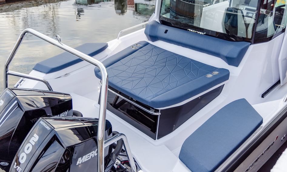 Axopar 29 XC Cross Cabin , Deck Area