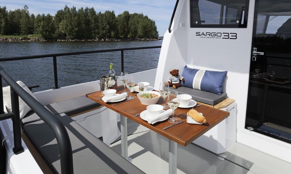 Sargo 33, Deck Area