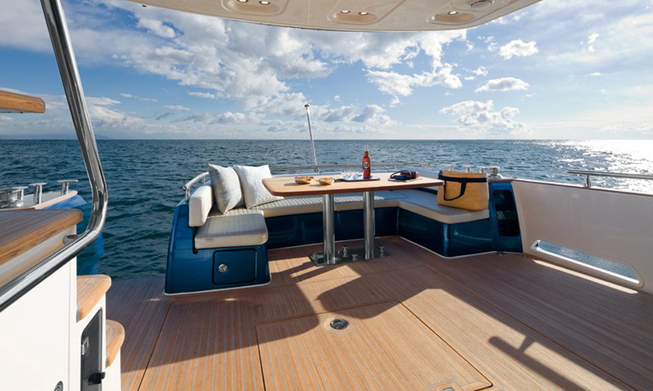 Azimut Magellano 50, Deck Area