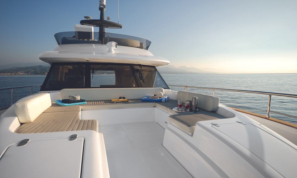 Azimut Magellano 53, Deck Area