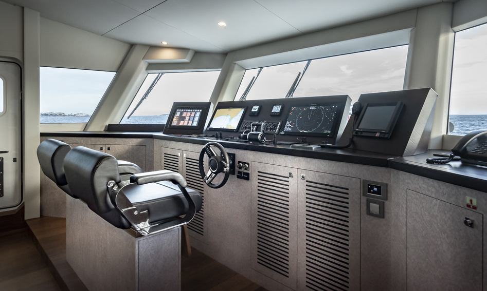 Numarine 37 XP, Helm Station