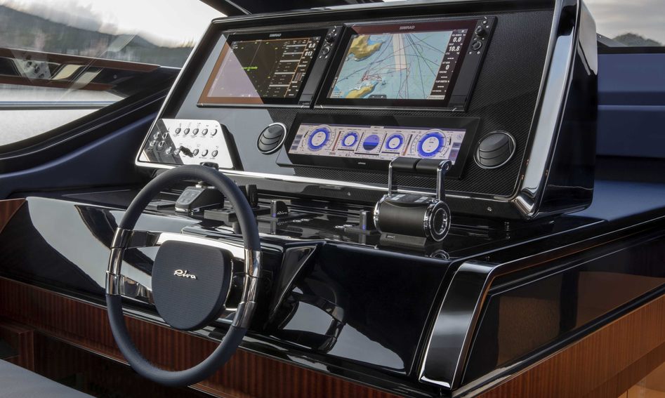 Riva 66&#039; Ribelle, Helm Station