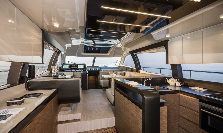 Ferretti 550, Interior