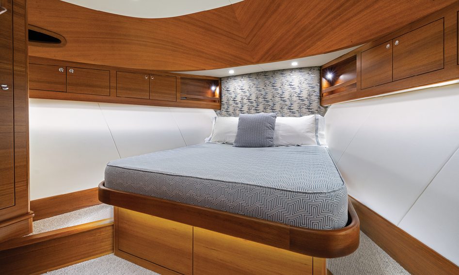 Grand Banks GB62 Skylounge, Accommodation