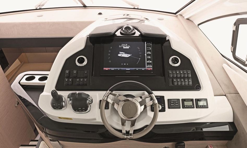 Beneteau Gran Turismo 50 Sportfly, Helm Station