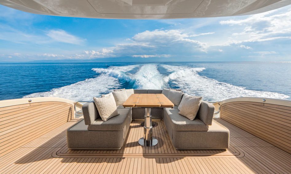 Invictus ST550 , Deck Area